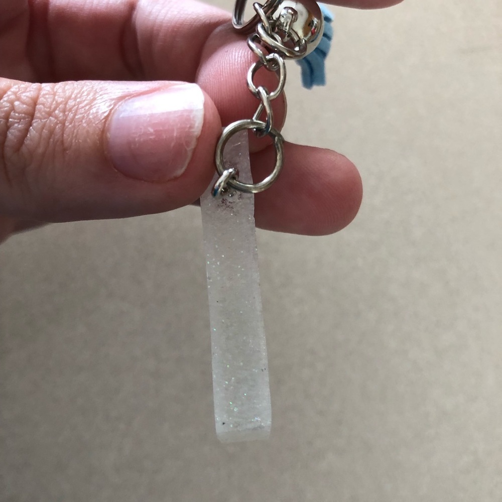 Handmade Letter "V" Keychain - Picture 3 of 6